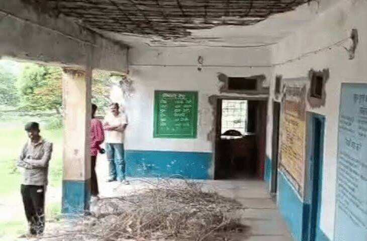 उदयपुर के सरकारी स्कूल की बदहाल तस्वीर, गिरने की कगार पर भवन; बच्चों की सुरक्षा के लिए कमरों में बिछाईं कांटेदार झाड़ियां