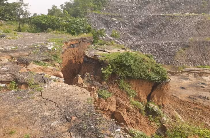 कतरास में दर्दनाक हादसा, मिट्टी के मलबे में दबीं 3 महिलाएं; 2 की मौत
