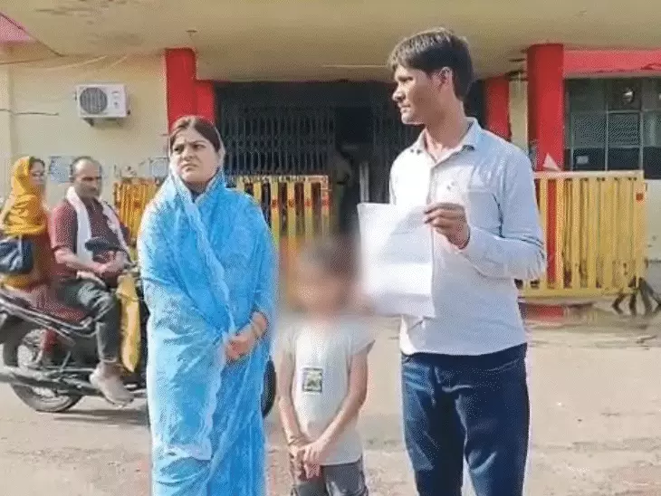 महिला टीचर ने बच्ची को पीटा, कान का पर्दा फटा: छात्रा बोली- मैम ने थप्पड़ मारे, दर्द हो रहा; कलेक्टर ने दिए जांच के आदेश