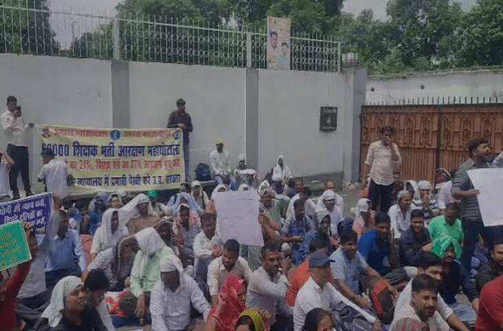 UP में छात्रों का अनोखा प्रदर्शन: मेरठ में निकाली अर्थी, लखीमपुर में SDM को गुलाब देकर जताया विरोध