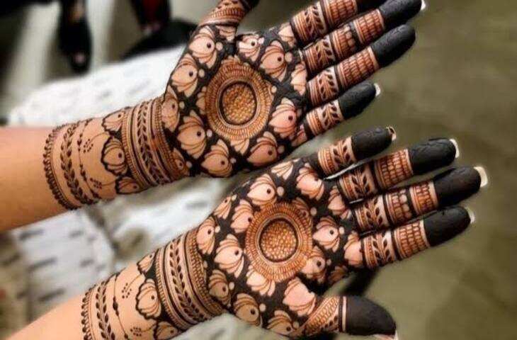 दुर्गा पूजा और नवरात्रि स्पेशल: गरबा नाइट्स के लिए ट्रेंडी मेहंदी डिजाइन्स, जो बढ़ाएंगे आपके हाथों की रौनक