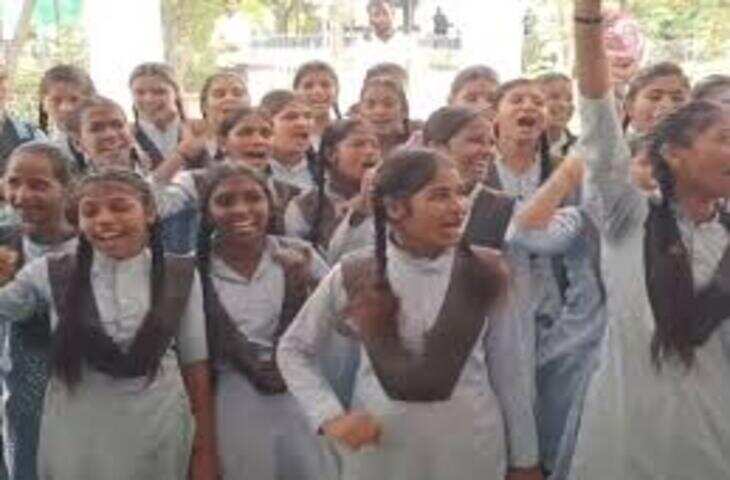 बांसवाड़ा में छात्राओं ने जली और कच्ची रोटियों की शिकायत लेकर जिला कलक्ट्रेट पहुंचकर विरोध जताया