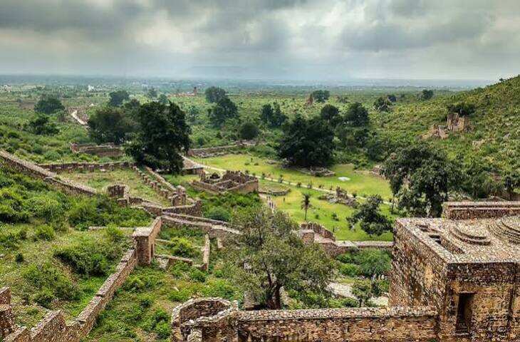 Bhangarh Fort: भानगढ़ किले का वो रहस्य, जिसने इसे बना दिया भारत की सबसे डरावनी जगहों में शामिल
