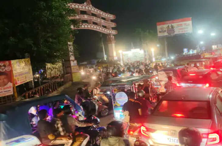 मुरादाबाद में भीषण जाम, 4 किलोमीटर तक वाहनों की कतार; लाकड़ी चौराहे पर ट्रैफिक व्यवस्था पर सवाल