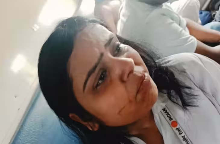 बिना टिकट सफर कर रही महिला ने TTE से की मारपीट, बाल नोचे और तोड़ा सरकारी टैब; मंगला एक्सप्रेस का वीडियो वायरल