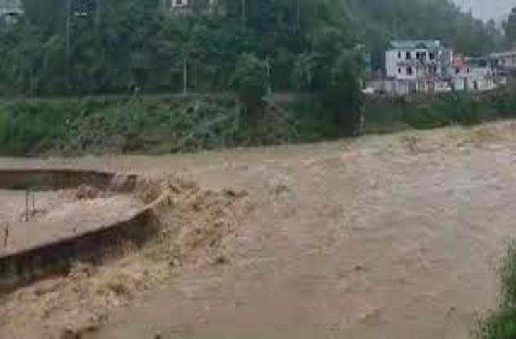 Samba कठुआ में अचानक आई बाढ़ से चार लोगों को बचाया गया