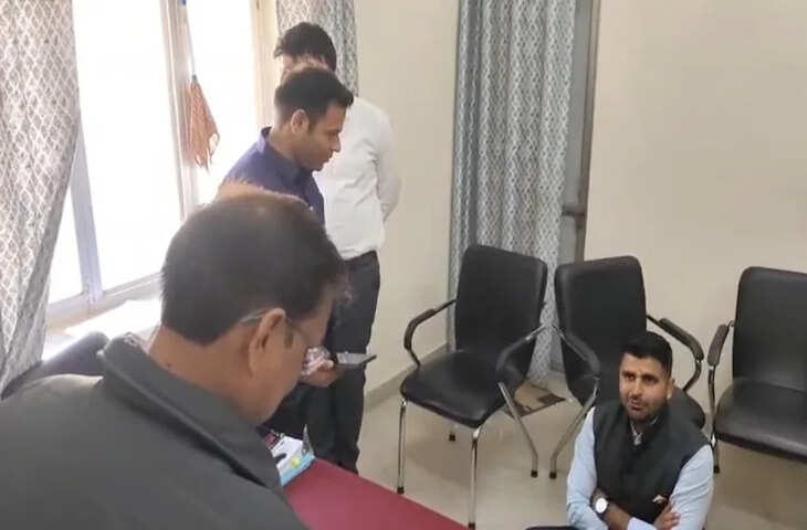 पानी की मांग को लेकर PHED दफ्तर में ही धरने पर बैठे रविंद्र सिंह भाटी, बोले- 'आश्वासन के साथ मिले पानी'