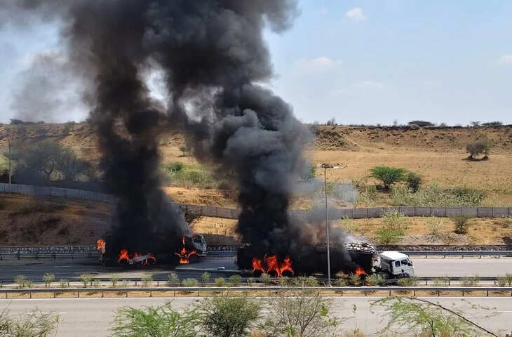 भारत माला एक्सप्रेस-वे पर भीषण हादसा: टैंकर और ट्रेलर की टक्कर के बाद लगी आग