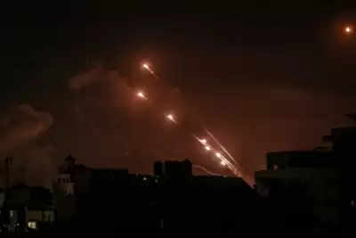 इजरायली हमलों के बाद Gaza से दागे गए रॉकेट, आतंकवादी सरगना को मार गिराया