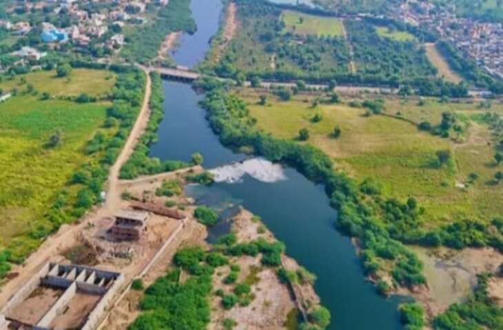 जोजरी नदी को 'जहरीला' बना रहा था फैक्ट्री का पानी, अब 35 बीघा जमीन पर चलीं 15 जेसीबी