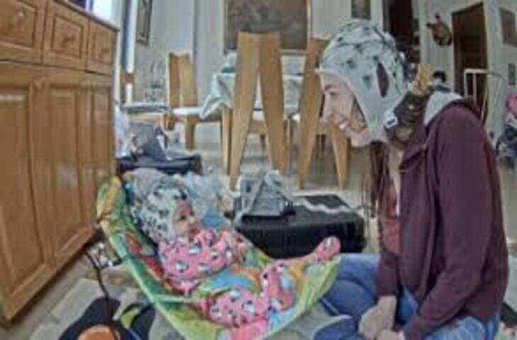 मानसिक रूप से बीमार बच्ची को उसके माता पिता ने सड़कों पर छोड़ा, NGO वाले बने सहारा, Video