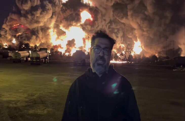 तेहरान में आग का तांडव और पत्रकार करता रहा रिपोर्टिंग, वायरल वीडियो देख लोग बोले - 'पत्रकारों का सिंघम ....'&nbsp;