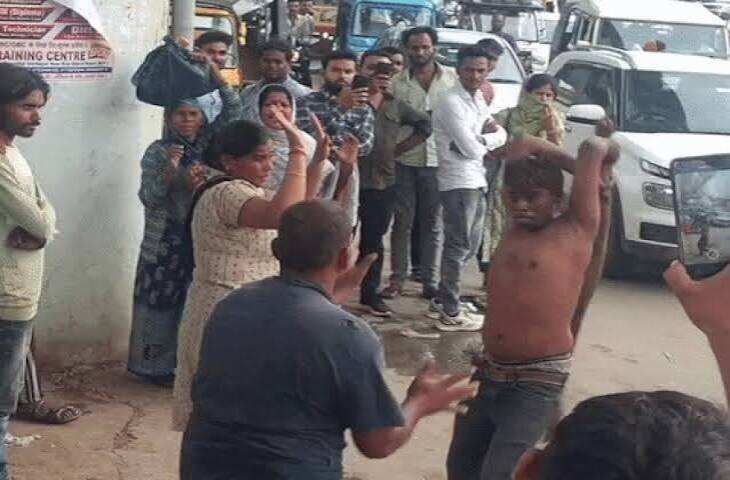 रीवा में बीच सड़क खूनी संघर्ष: महिला ने गुर्गे के साथ मिलकर दो युवकों पर बरसाईं लाठियां, आरोपी फरार