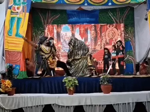 बरेली की रामलीला में बेटियां निभा रहीं श्रीराम, सीता और लक्ष्मण के किरदार, अनोखी प्रस्तुति बनी आकर्षण