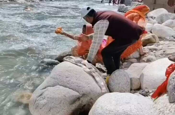 पूजा के नाम पर गंगा नदी में कपड़े और पॉलीथिन डालती महिला का वीडियो वायरल,&nbsp;देखकर खौल उठेगा खून