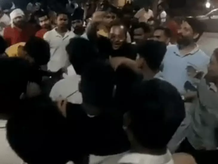 ग्वालियर में कांवड़ियों पर जानलेवा हमला: लाठी-डंडों, सरियों और हथौड़ों से पीटा, दो युवक गंभीर घायल