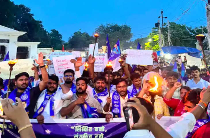 प्रयागराज में छात्रों ने निकाला मशाल जुलूस, पेपर लीक और शिक्षा व्यवस्था के मुद्दों को लेकर जताया विरोध