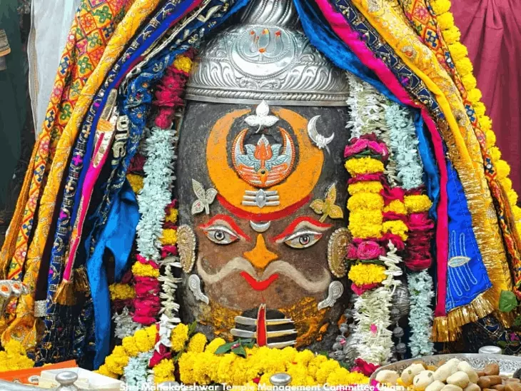 महाकाल का राजसी श्रृंगार: भस्म आरती में रजत मुकुट, त्रिपुंड और फूलों की माला से सजे बाबा, भक्तों ने किए दिव्य दर्शन