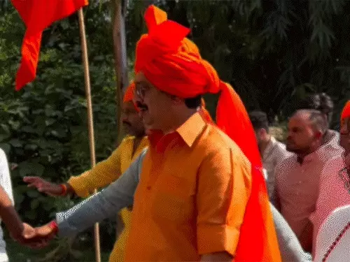 दशहरा पर यूपी के नेताओं का शक्ति प्रदर्शन, राजा भैया की कोठी पर सैकड़ों असलहे; भाजपा MLC ने भी किया शस्त्र पूजन