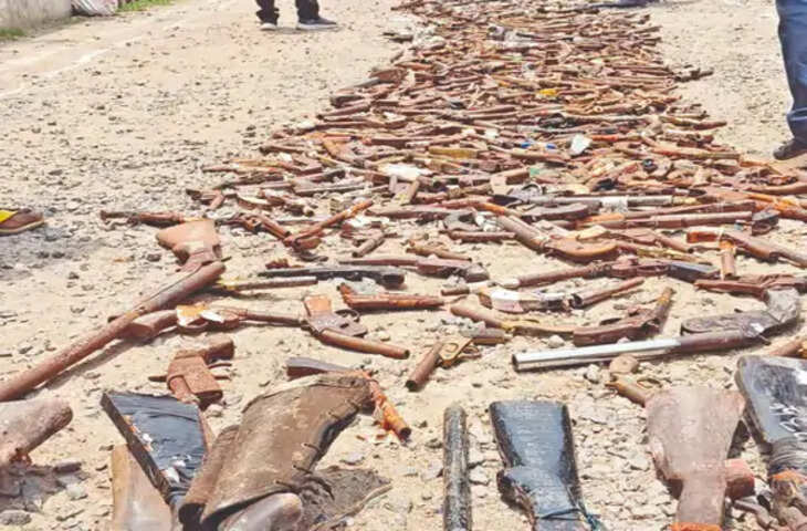 दतिया में 628 अवैध हथियारों पर चला रोड रोलर, पुलिस ने गड्ढे में दफनाए हथियार