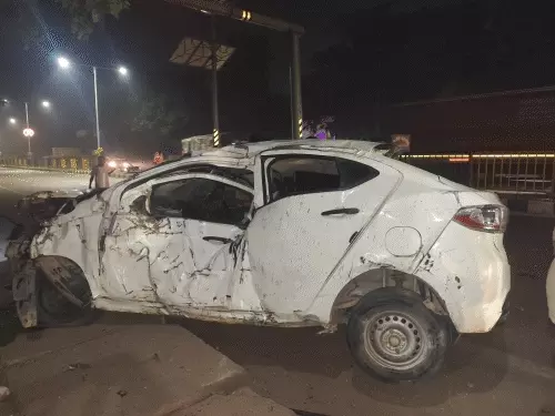 लखनऊ में तेज रफ्तार कार डिवाइडर की रेलिंग तोड़कर पलटी, हादसे में युवक की मौत; चार गंभीर घायल