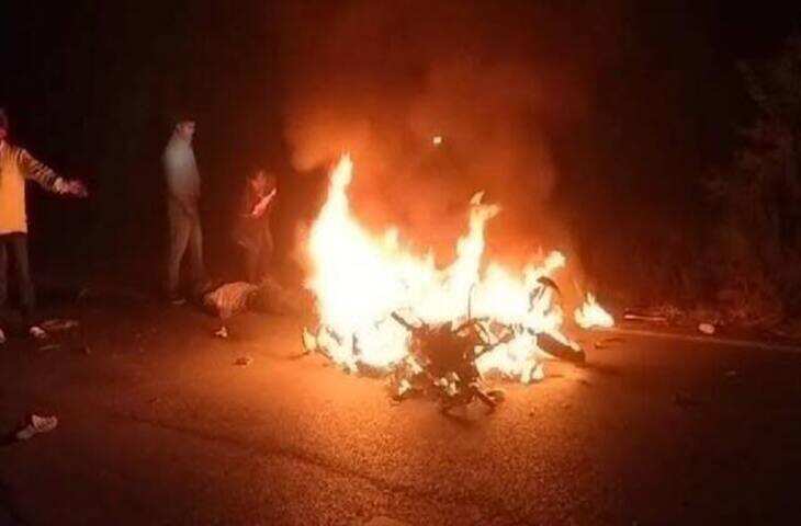 आयशर की टक्कर से 30 फीट तक घिसटती रही बाइक, लगी आग; युवक की दर्दनाक मौत