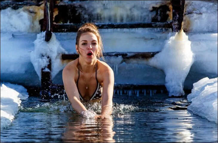 सर्दियों में नहाना मुश्किल, लेकिन दुनिया के सबसे ठंडे देशों में लोग करते हैं ऐसा नहाना, वीडियो वायरल