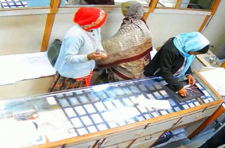 ज्वेलरी शॉप में महिला चोर गैंग का लाखों का वारदात, कस्टमर बन घुसकर माल साफ, Video