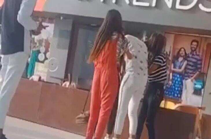 Viral Video: गर्लफ्रेंड के लिए शॉपिंग करने मॉल पहुंचा युवक, दोस्तों ने कर दिया ऐसा मजाक