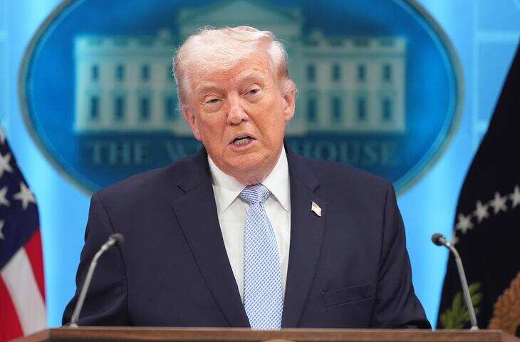 US-Iran Ceasefire: होर्मुज को लेकर नरम पड़े Donald Trump के तेवर 2 हफ्ते बढ़ सकता है युद्धविराम, बड़ी डील की तैयारीUS-Iran Ceasefire: होर्मुज को लेकर नरम पड़े Donald Trump के तेवर 2 हफ्ते बढ़ सकता है युद्धविराम, बड़ी डील की तैयारी