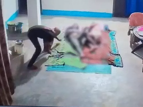 कारोबारी के घर से 1.50 लाख रुपये कैश और गहनों की चोरी, चाकू लेकर घुसा चोर सीसीटीवी में कैद