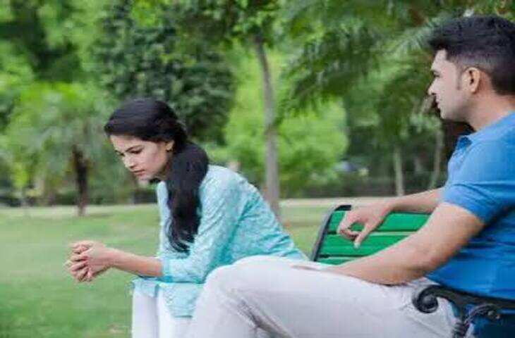 पति अभी भी करते हैं एक्स-गर्लफ्रेंड से बात? जानें क्या यह सिर्फ दोस्ती है या खतरे की घंटी!