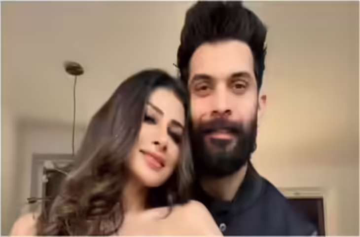 कांस में मौनी रॉय का ग्लैमरस एंट्री लुक वायरल, वीडियो में देंखे नए प्रोजेक्ट &lsquo;बॉम्बे स्टोरीज&rsquo; के प्रमोशन में दिखा स्टाइलिश अंदाज़
