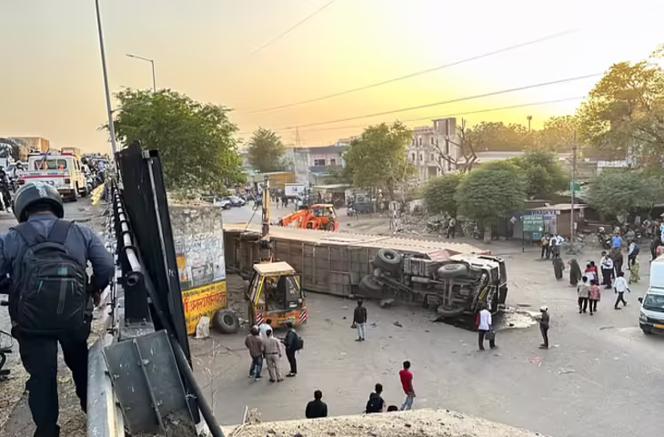 Jaipur में बाइक को बचाने के प्रयास में पुलिया से गिरा कारों से भरा ट्रेलर, चालक और खलासी घायल