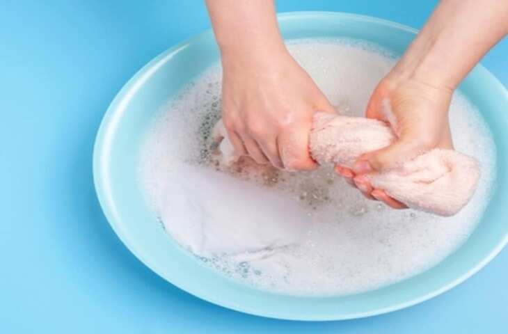 पीले पड़ गए सफेद कपड़ों में फिर लौटाएं चमक, इन आसान तरीकों से दिखेंगे नए जैसे
