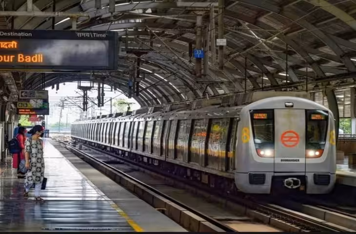 Delhi Metro: पिंक लाइन के यात्रियों को मिलेगी बड़ी राहत, प्लेटफॉर्म पर ट्रेन आने से पहले पता चलेगी कोच में भीड़