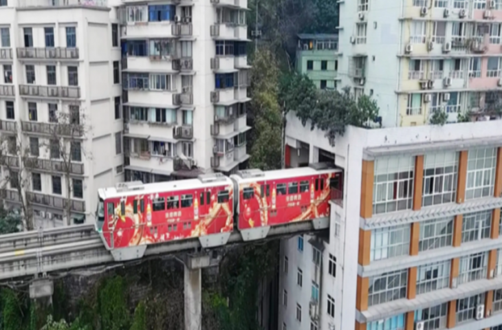 यहां रिहायशी बिल्डिंग के अंदर से गुजरती है ट्रेन, घर का दरवाजा खोलते ही सवार हो जाते हैं लोग