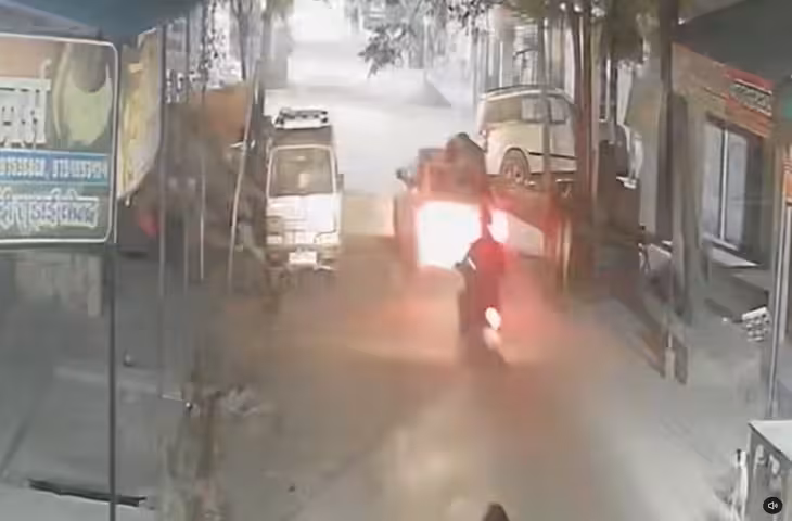 हाथों की उंगलियां खिड़की में फंसाकर कार की छत पर बांधा, डेढ़ किमी गाड़ी दौड़ाई फिर कुचलकर हत्या