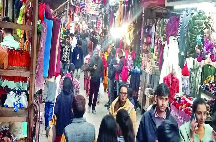 Shimla सजा हुआ बाज़ार; बहुत सारे पर्यटक, फलता-फूलता व्यवसाय