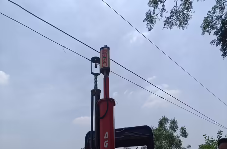 पीलीभीत में दर्दनाक हादसा: हाईटेंशन तार की चपेट में आई बस, पिता-पुत्र की मौत