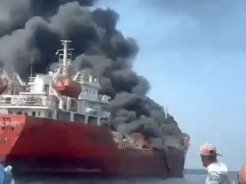 Strait of Hormuz Attack: होर्मुज स्ट्रेट के पास भारतीय क्रू वाले 3 जहाजों पर हमले, 2 नाविक लापता; भारत ने जताई चिंता
