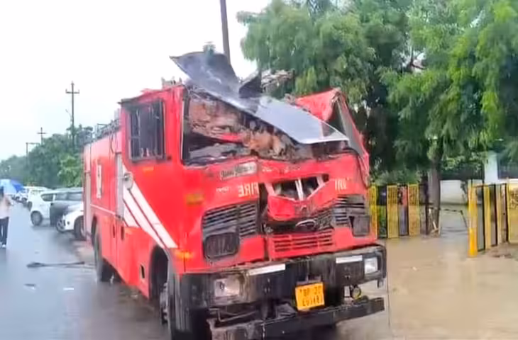 ग्रेटर नोएडा में फैक्ट्री आग बुझाने गए 2 फायरकर्मियों की मौत, तड़के 3 बजे पहुंची थीं टीमें