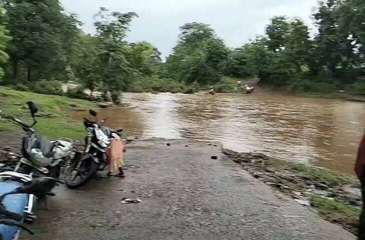 नर्मदापुरम में पुल के इंतजार में ग्रामीण, तीन साल से नहीं मिली वन विभाग की मंजूरी; देनवा नदी पैदल पार करने को मजबूर