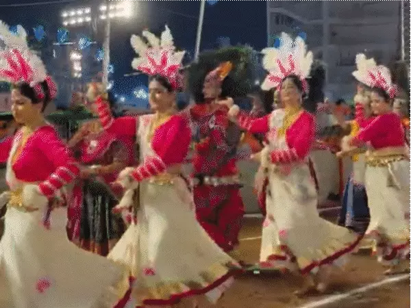 जयपुर में गरबा की धूम, रूस से आईं महिलाएं भी थिरकीं; रानी लक्ष्मीबाई बनकर युवती ने तलवार-ढाल के साथ किया गरबा