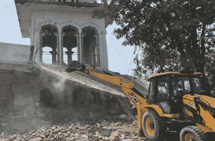 गाजियाबाद में सरकारी जमीन पर बनी मजार ध्वस्त, 4 घंटे चला बुलडोजर अभियान