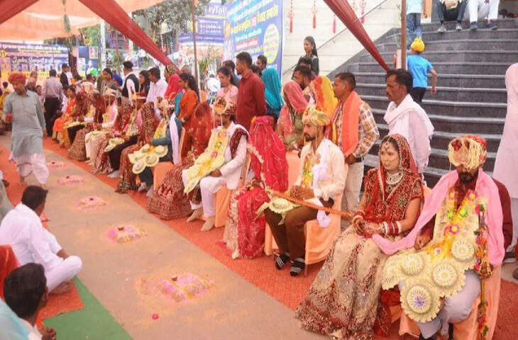 श्री गुरुनानक कृष्ण मंदिर में सामूहिक विवाह समारोह, वैदिक रीति और आनंद कारज से बंधे पवित्र बंधन में जोड़े