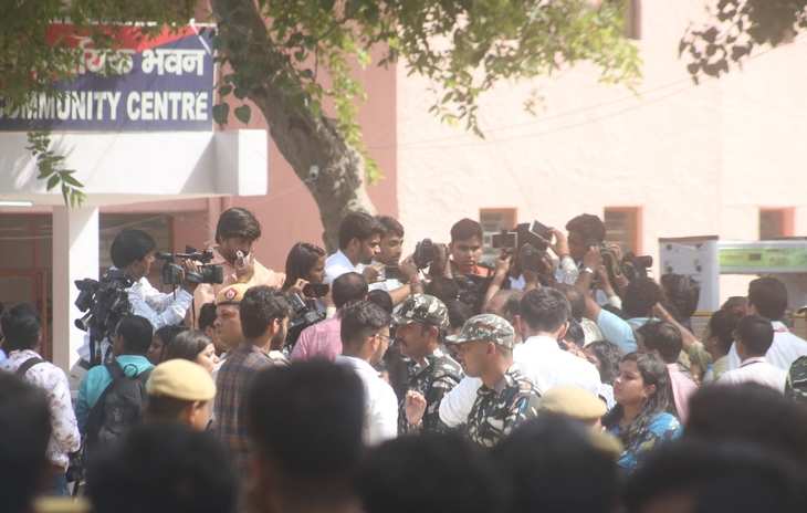 Delhi University Election एनएसयूआई उम्मीदवार की कार के शीशे तोड़े गए, एबीवीपी ने लगाए गुंडागर्दी का आरोप