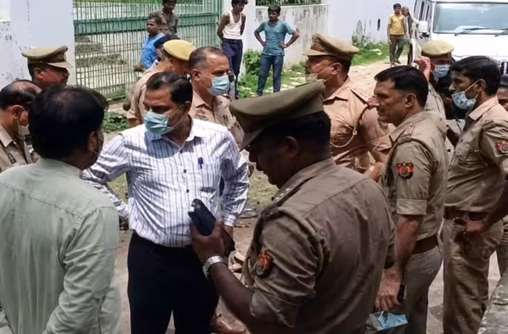 AMU के पूर्व डीन की पत्नी का 2 महीने बाद कब्र से निकलवाया शव, पोस्टमार्टम में DNA सैंपल सुरक्षित; धीमा जहर देकर हत्या का आरोप
