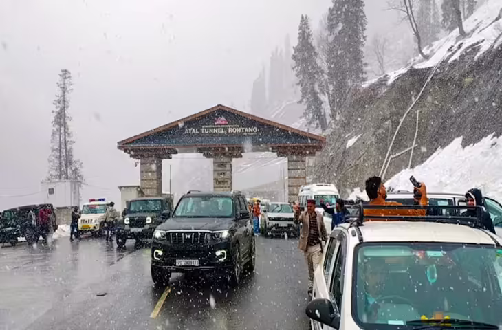 लाहौल-स्पीति में ताजा बर्फबारी, वीडियो में जानें उत्तर भारत के कई राज्यों में आंधी-बारिश का असर, 40 जिलों में चेतावनी