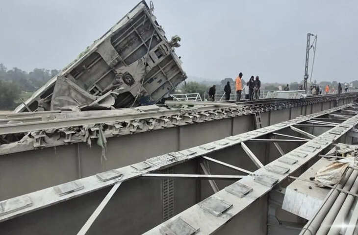 सिमुलतला मालगाड़ी हादसे के 56 घंटे बाद भी ठप हावड़ा&ndash;नई दिल्ली रेल मार्ग, ठंड में फंसे यात्री बेहाल